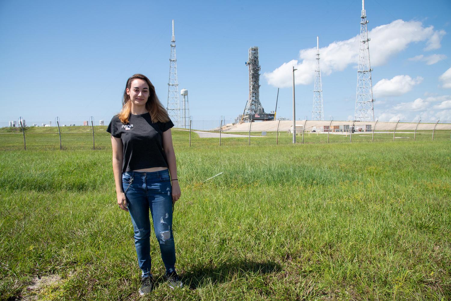 全球十大赌钱排行app女校友, 泰勒彼得森, in front of the LC-39 launch complex prior to the launch of NASA's Artemis I mission.